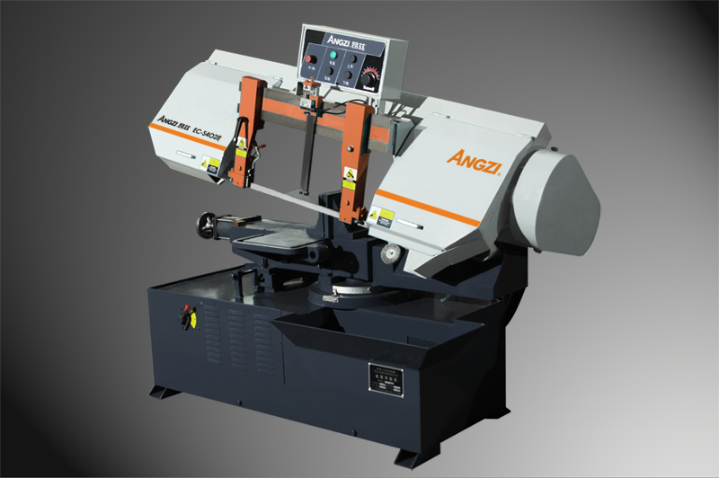 操作鋸床時如何保障安全？